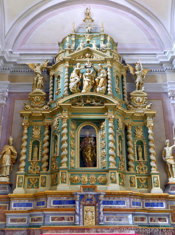 Ponderano (Biella, Italy) - Retable of the altar of the Virgin of the Rosary in the Church of St. Lawrence Martyr